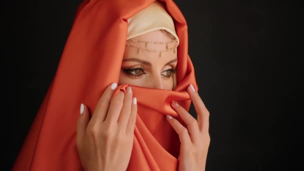 Close up ritratto di bellezza giovane musulmana donna in hijab guardando fotocamera. — Video Stock