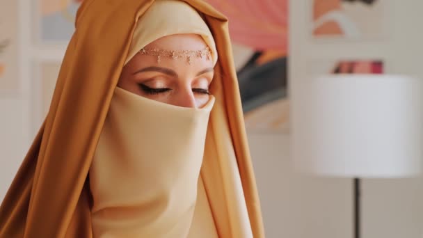 Close up retrato de beleza jovem muçulmana mulher no hijab — Vídeo de Stock