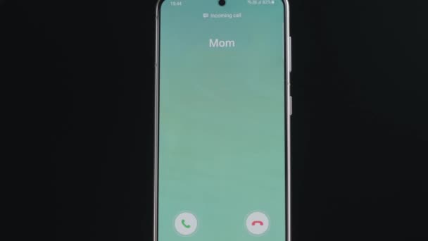 Pantalla de teléfono inteligente de primer plano con indicación de llamada entrante. Llamada entrante de mamá — Vídeos de Stock