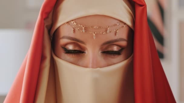 Close Up Portrait Of Beauty Young Muslim Woman In Hijab — Stok Video