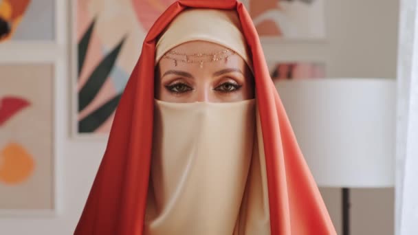 De cerca retrato de belleza joven musulmana mujer en hiyab — Vídeo de stock