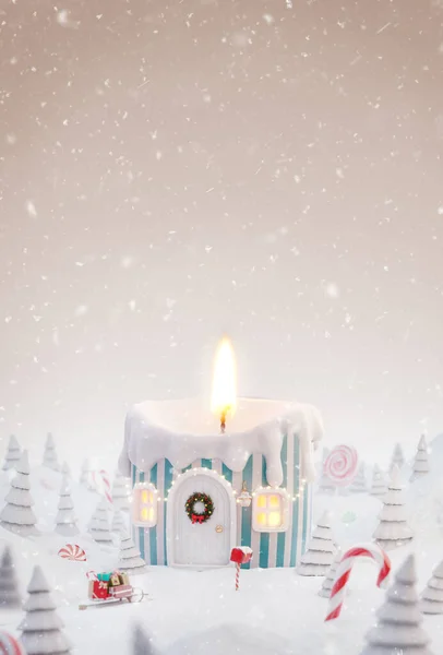 クリスマス3Dイラストグリーティングカード 魔法の森の中のライトとクリスマスキャンドルの形でクリスマスの装飾された家のようなかわいい居心地の良い夢 珍しい — ストック写真