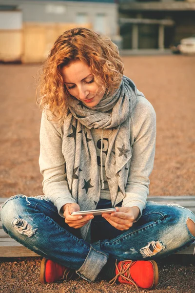 Met behulp van slimme telefoon — Stockfoto