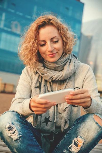 Uso del teléfono inteligente — Foto de Stock