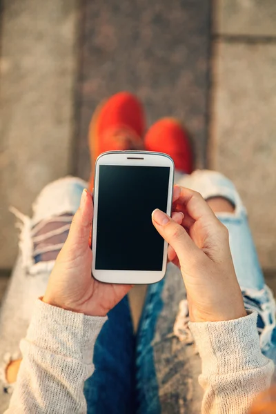 Usando telefone inteligente — Fotografia de Stock
