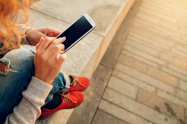 Met behulp van slimme telefoon — Stockfoto