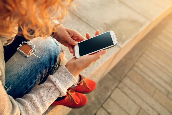 Uso del teléfono inteligente — Foto de Stock