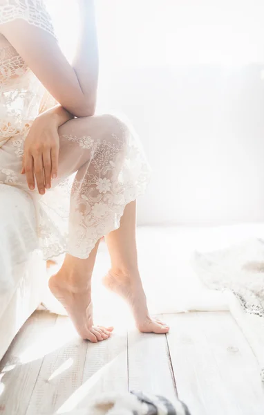 Vrouw op het bed — Stockfoto