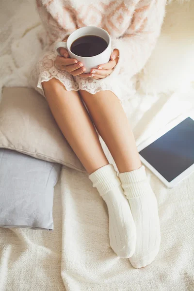 Vrouw op het bed — Stockfoto