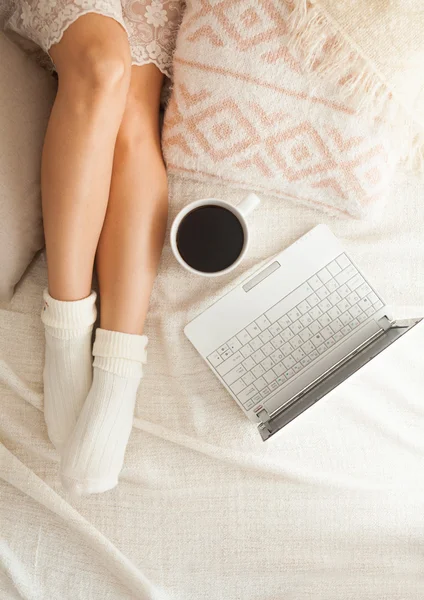 Vrouw op het bed — Stockfoto