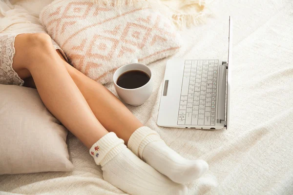 Mujer en la cama — Foto de Stock