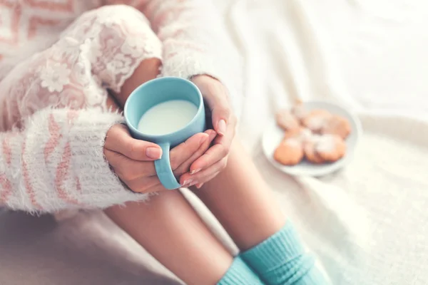 Vrouw op het bed — Stockfoto