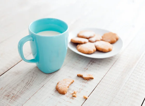 Tazza di latte e biscotti — Foto Stock