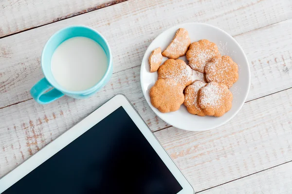 Kopje melk en koekjes — Stockfoto