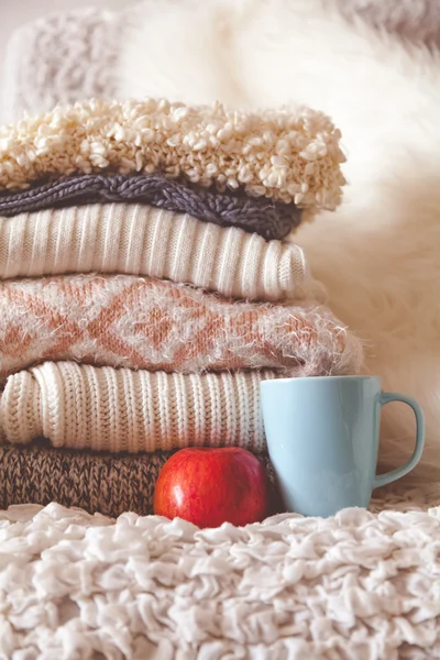 Pila di maglioni lavorati a maglia accoglienti — Foto Stock
