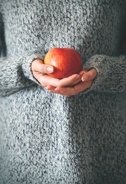 Kadının elinde Kırmızı elma