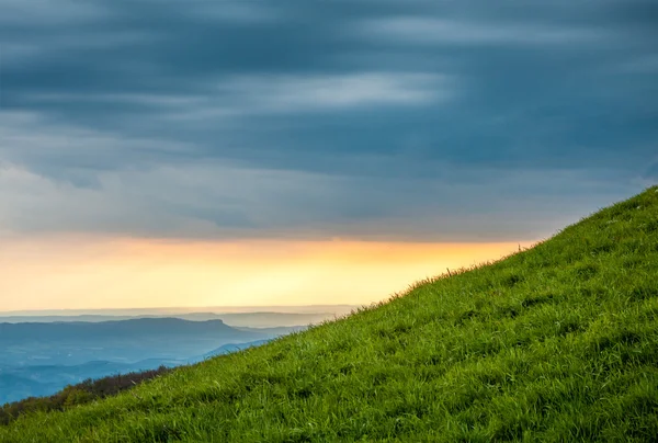 Groene heuvel — Stockfoto