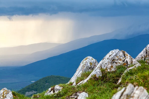 Regen in de bergen — Stockfoto