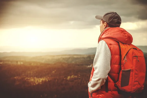 Hombre en una montaña — Foto de Stock