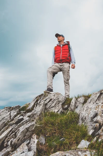 L'uomo su una montagna — Foto Stock