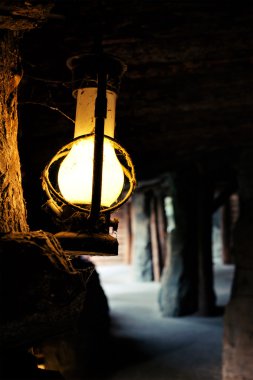 Madende eski bir lamba