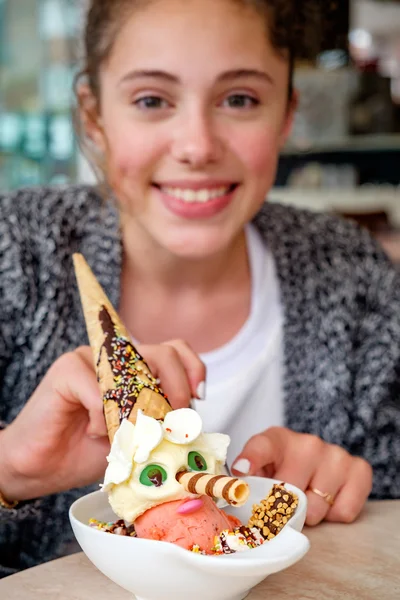 Молода дівчина їсть морозиво — стокове фото