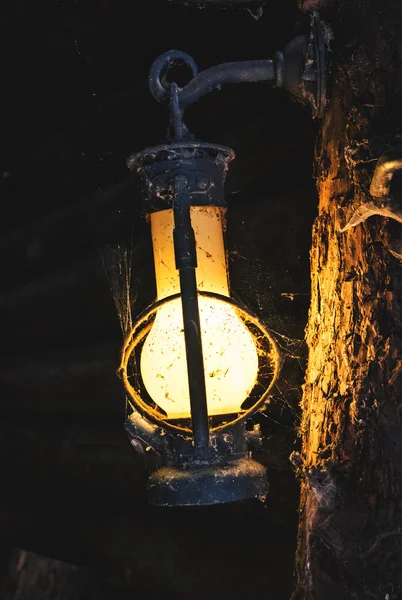 Старая лампа в шахте — стоковое фото