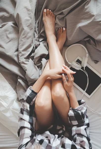 Mujer en la cama — Foto de Stock