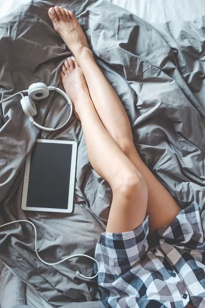 Frau auf dem Bett — Stockfoto