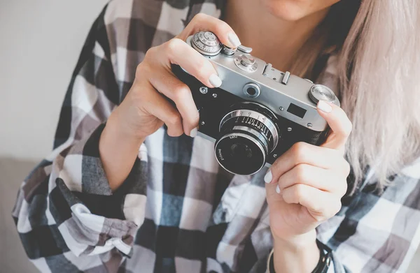 Vrouw op het bed — Stockfoto