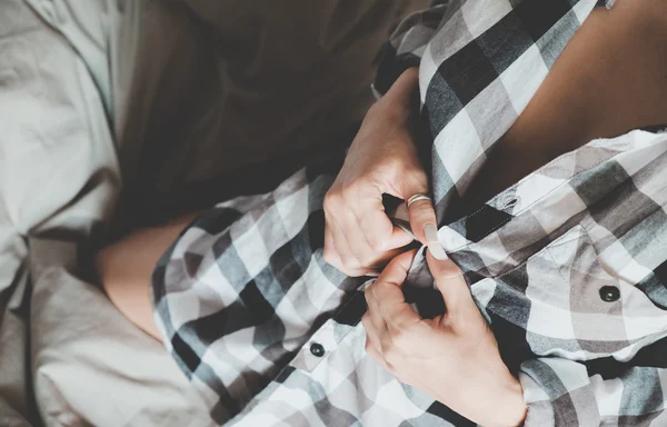 Vrouw op het bed — Stockfoto