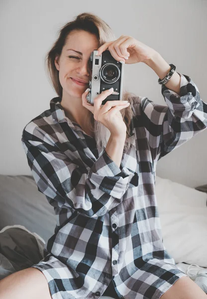 Vrouw op het bed — Stockfoto