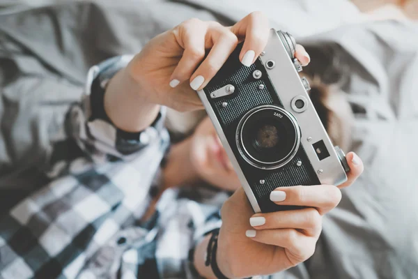 Vrouw op het bed — Stockfoto