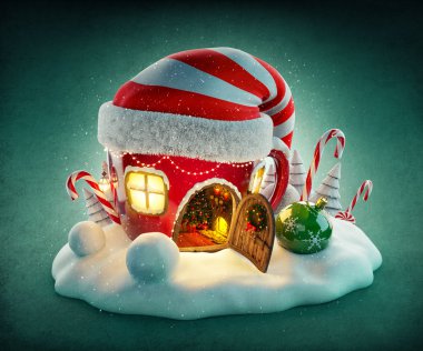 Harika peri evde elfs şapka Noel'de şekli çay Kupası açılan kapı ve içinde şömine ile dekore edilmiş. Olağandışı christmas illüstrasyon.