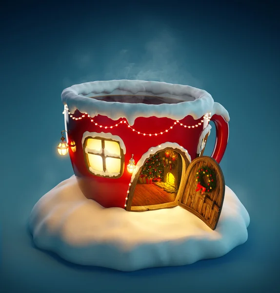 Increíble casa de hadas decorada en Navidad en forma de taza de té con puerta abierta y chimenea en el interior. Ilustración inusual de Navidad . —  Fotos de Stock