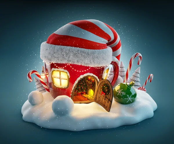 Casa de fadas incrível em chapéu de elfos decorado no Natal em forma de xícara de chá com porta aberta e lareira dentro. Ilustração de Natal incomum . — Fotografia de Stock