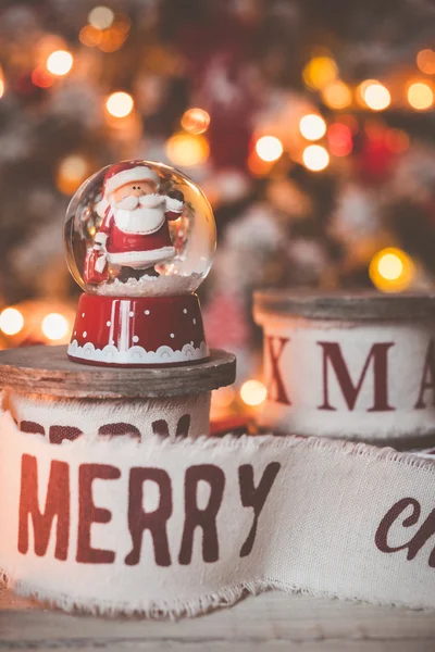 Schöne Vintage-Weihnachtsbänder und Spielzeug auf dem Holztisch. niedliche und angenehme Dekorationen im rustikalen Stil — Stockfoto