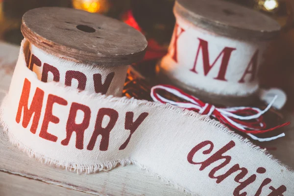 Prachtige vintage christmas linten en speelgoed op de houten tafel. Leuk en aangenaam decoraties in rustieke stijl — Stockfoto