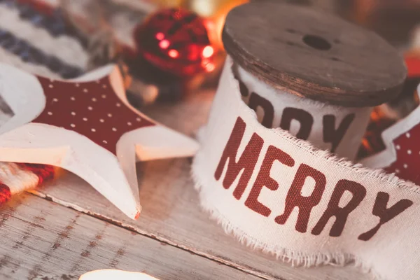 Fitas de Natal vintage bonitas e brinquedos na mesa de madeira. Decorações bonitas e agradáveis em estilo rústico — Fotografia de Stock