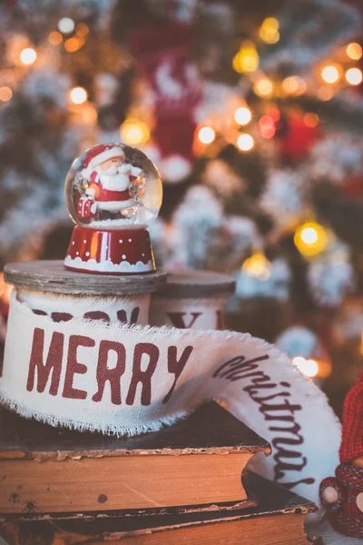 Fitas de Natal vintage bonitas e brinquedos na mesa de madeira. Decorações bonitas e agradáveis em estilo rústico — Fotografia de Stock