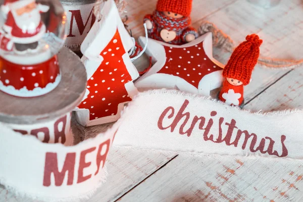 Fitas de Natal vintage bonitas e brinquedos na mesa de madeira. Decorações bonitas e agradáveis em estilo rústico — Fotografia de Stock