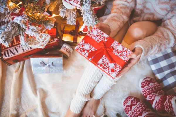 Junge hübsche Frau hält Geschenkbox in den Händen — Stockfoto