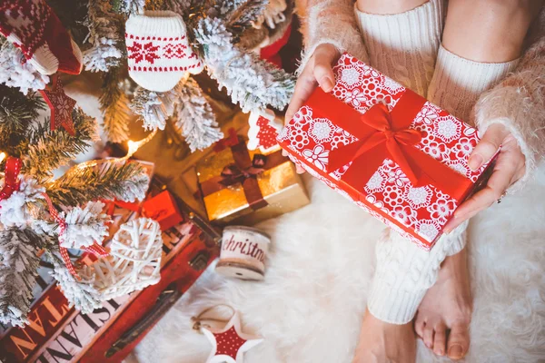 Joven bonita mujer sostiene caja de regalo en sus manos — Foto de Stock