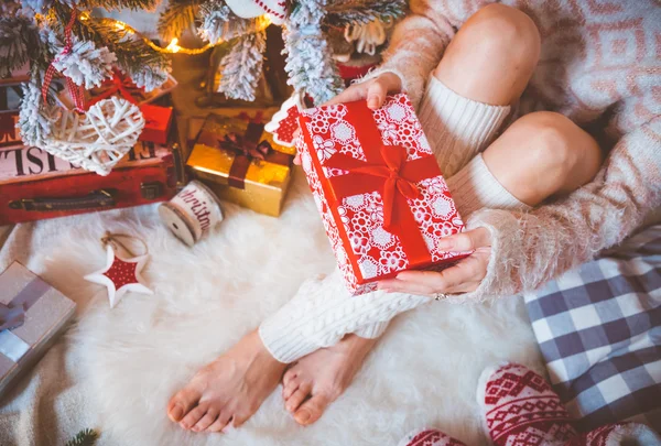 Joven bonita mujer sostiene caja de regalo en sus manos — Foto de Stock