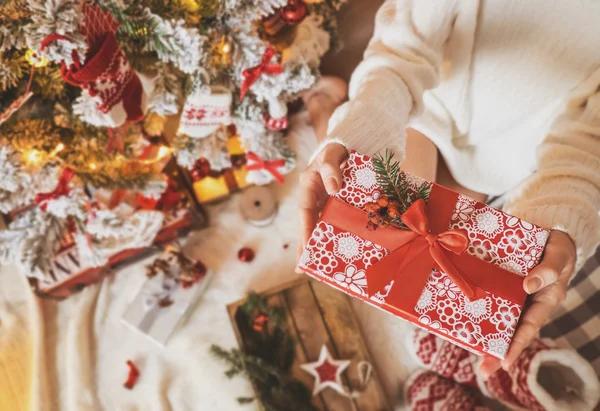 Holds gift box in her hands — Stok fotoğraf