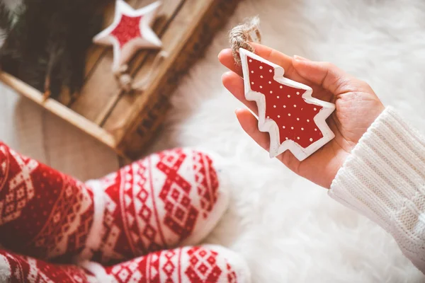 Hermosas cintas de Navidad vintage y juguetes en la mesa de madera. Lindas y agradables decoraciones en estilo rústico — Foto de Stock