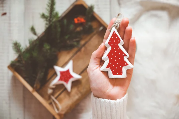 Giocattolo di Natale nella mano delle donne — Foto Stock