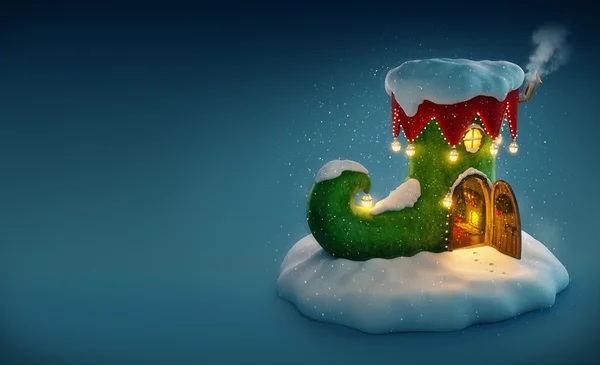 Incredibile casa fatata decorata a Natale a forma di scarpa elfi con porta aperta e camino all'interno. Illustrazione di Natale insolito . — Foto Stock