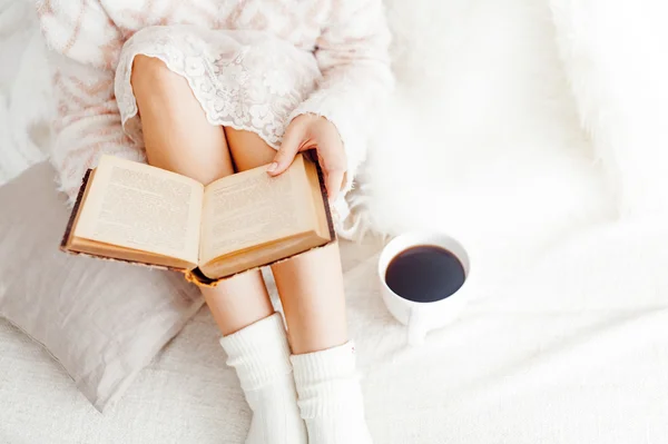 Vrouw op het bed — Stockfoto