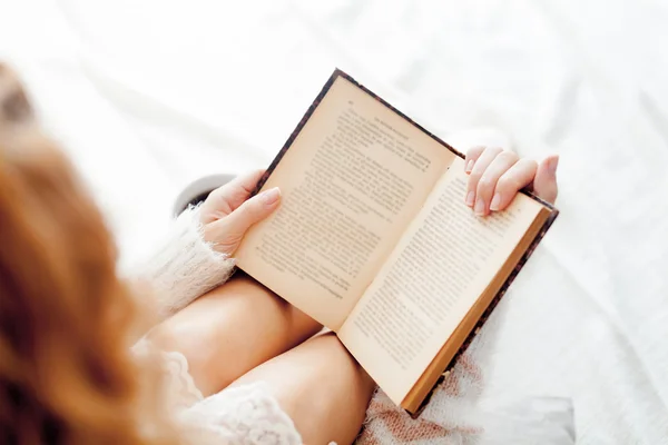 Mujer en la cama — Foto de Stock